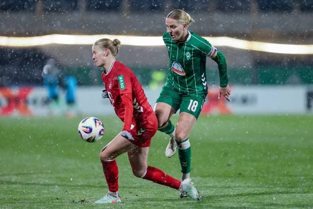 v.li.: Anna-Lena Stolze (1. FC Köln, 7) und Lina Hausicke (SV Werder Bremen, 18) im Zweikampf, Duell, Dynamik, Aktion, Action, Spielszene, DIE DFB-RICHTLINIEN UNTERSAGEN JEGLICHE NUTZUNG VON FOTOS ALS SEQUENZBILDER UND ODER VIDEOÄHNLICHE FOTOSTRECKEN. DFB REGULATIONS PROHIBIT ANY USE OF PHOTOGRAPHS AS IMAGE SEQUENCES AND OR QUASI-VIDEO., 23.11.2025, Bremen (Deutschland), Fussball, Google Pixel Frauen-Bundesliga, SV Werder Bremen - 1. FC Köln
