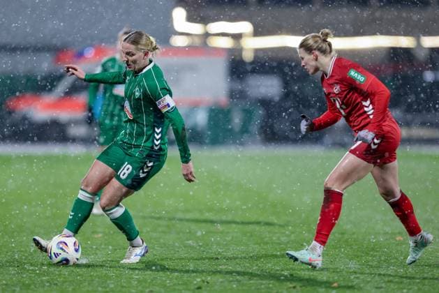 v.li.: Lina Hausicke (SV Werder Bremen, 18) und Anna-Lena Stolze (1. FC Köln, 7) im Zweikampf, Duell, Dynamik, Aktion, Action, Spielszene, DIE DFB-RICHTLINIEN UNTERSAGEN JEGLICHE NUTZUNG VON FOTOS ALS SEQUENZBILDER UND ODER VIDEOÄHNLICHE FOTOSTRECKEN. DFB REGULATIONS PROHIBIT ANY USE OF PHOTOGRAPHS AS IMAGE SEQUENCES AND OR QUASI-VIDEO., 23.11.2025, Bremen (Deutschland), Fussball, Google Pixel Frauen-Bundesliga, SV Werder Bremen - 1. FC Köln