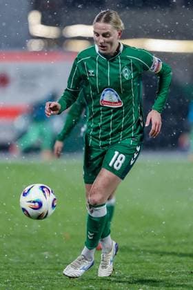 Lina Hausicke (SV Werder Bremen, 18) am Ball, Einzelbild, Ganzkörper, Aktion, Action, Spielszene, DIE DFB-RICHTLINIEN UNTERSAGEN JEGLICHE NUTZUNG VON FOTOS ALS SEQUENZBILDER UND ODER VIDEOÄHNLICHE FOTOSTRECKEN. DFB REGULATIONS PROHIBIT ANY USE OF PHOTOGRAPHS AS IMAGE SEQUENCES AND OR QUASI-VIDEO., 23.11.2025, Bremen (Deutschland), Fussball, Google Pixel Frauen-Bundesliga, SV Werder Bremen - 1. FC Köln