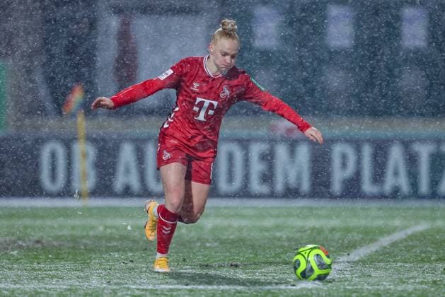 Laura Vogt (1. FC Köln, 8) am Ball, Freisteller, Einzelbild, Ganzkörper, Aktion, Action, Spielszene, DIE DFB-RICHTLINIEN UNTERSAGEN JEGLICHE NUTZUNG VON FOTOS ALS SEQUENZBILDER UND ODER VIDEOÄHNLICHE FOTOSTRECKEN. DFB REGULATIONS PROHIBIT ANY USE OF PHOTOGRAPHS AS IMAGE SEQUENCES AND OR QUASI-VIDEO., 23.11.2025, Bremen (Deutschland), Fussball, Google Pixel Frauen-Bundesliga, SV Werder Bremen - 1. FC Köln
