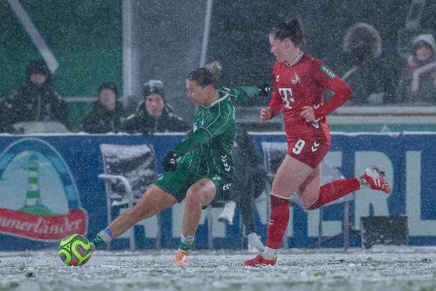 v.li.: Larissa Mühlhaus (SV Werder Bremen, 7) und Adriana Achcinska (1. FC Köln, 9) im Zweikampf, Duell, Dynamik, Aktion, Action, Spielszene, DIE DFB-RICHTLINIEN UNTERSAGEN JEGLICHE NUTZUNG VON FOTOS ALS SEQUENZBILDER UND ODER VIDEOÄHNLICHE FOTOSTRECKEN. DFB REGULATIONS PROHIBIT ANY USE OF PHOTOGRAPHS AS IMAGE SEQUENCES AND OR QUASI-VIDEO., 23.11.2025, Bremen (Deutschland), Fussball, Google Pixel Frauen-Bundesliga, SV Werder Bremen - 1. FC Köln