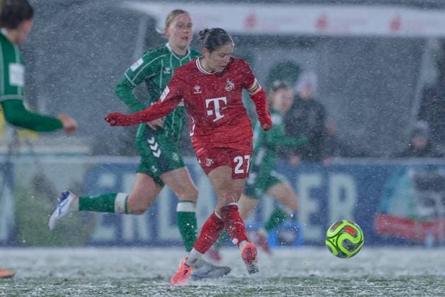 Laura Feiersinger (1. FC Köln, 27) am Ball, Einzelbild, Ganzkörper, Aktion, Action, Spielszene, DIE DFB-RICHTLINIEN UNTERSAGEN JEGLICHE NUTZUNG VON FOTOS ALS SEQUENZBILDER UND ODER VIDEOÄHNLICHE FOTOSTRECKEN. DFB REGULATIONS PROHIBIT ANY USE OF PHOTOGRAPHS AS IMAGE SEQUENCES AND OR QUASI-VIDEO., 23.11.2025, Bremen (Deutschland), Fussball, Google Pixel Frauen-Bundesliga, SV Werder Bremen - 1. FC Köln