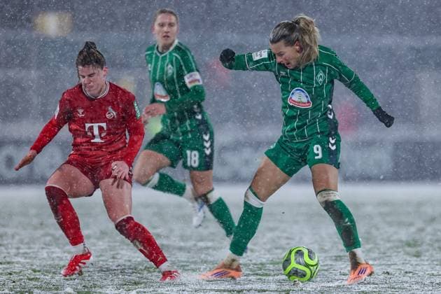 v.li.: Adriana Achcinska (1. FC Köln, 9) und Medina Desic (SV Werder Bremen, 9) im Zweikampf, Duell, Dynamik, Aktion, Action, Spielszene, DIE DFB-RICHTLINIEN UNTERSAGEN JEGLICHE NUTZUNG VON FOTOS ALS SEQUENZBILDER UND ODER VIDEOÄHNLICHE FOTOSTRECKEN. DFB REGULATIONS PROHIBIT ANY USE OF PHOTOGRAPHS AS IMAGE SEQUENCES AND OR QUASI-VIDEO., 23.11.2025, Bremen (Deutschland), Fussball, Google Pixel Frauen-Bundesliga, SV Werder Bremen - 1. FC Köln