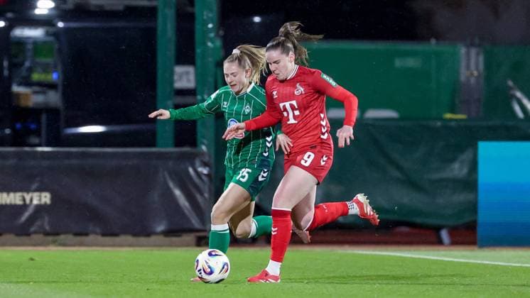 v.li.: Michelle Weiß (SV Werder Bremen, 15) und Adriana Achcinska (1. FC Köln, 9) im Zweikampf, Duell, Dynamik, Aktion, Action, Spielszene, DIE DFB-RICHTLINIEN UNTERSAGEN JEGLICHE NUTZUNG VON FOTOS ALS SEQUENZBILDER UND ODER VIDEOÄHNLICHE FOTOSTRECKEN. DFB REGULATIONS PROHIBIT ANY USE OF PHOTOGRAPHS AS IMAGE SEQUENCES AND OR QUASI-VIDEO., 23.11.2025, Bremen (Deutschland), Fussball, Google Pixel Frauen-Bundesliga, SV Werder Bremen - 1. FC Köln