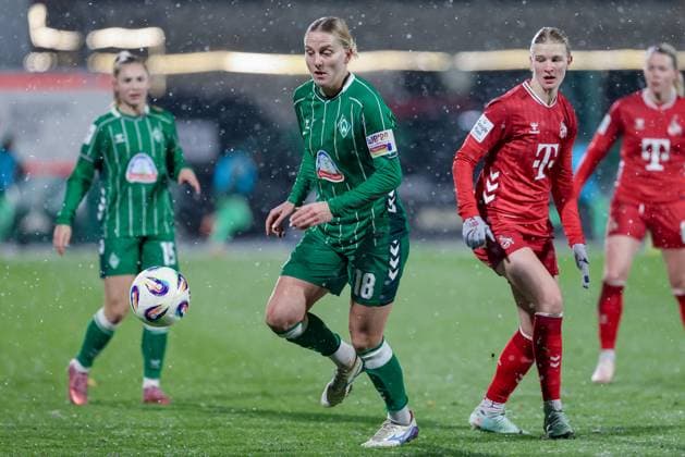 v.li.: Lina Hausicke (SV Werder Bremen, 18) und Anna-Lena Stolze (1. FC Köln, 7) im Zweikampf, Duell, Dynamik, Aktion, Action, Spielszene, DIE DFB-RICHTLINIEN UNTERSAGEN JEGLICHE NUTZUNG VON FOTOS ALS SEQUENZBILDER UND ODER VIDEOÄHNLICHE FOTOSTRECKEN. DFB REGULATIONS PROHIBIT ANY USE OF PHOTOGRAPHS AS IMAGE SEQUENCES AND OR QUASI-VIDEO., 23.11.2025, Bremen (Deutschland), Fussball, Google Pixel Frauen-Bundesliga, SV Werder Bremen - 1. FC Köln
