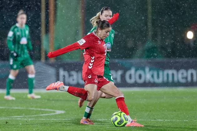 Laura Feiersinger (1. FC Köln, 27) am Ball, Einzelbild, Ganzkörper, Aktion, Action, Spielszene, DIE DFB-RICHTLINIEN UNTERSAGEN JEGLICHE NUTZUNG VON FOTOS ALS SEQUENZBILDER UND ODER VIDEOÄHNLICHE FOTOSTRECKEN. DFB REGULATIONS PROHIBIT ANY USE OF PHOTOGRAPHS AS IMAGE SEQUENCES AND OR QUASI-VIDEO., 23.11.2025, Bremen (Deutschland), Fussball, Google Pixel Frauen-Bundesliga, SV Werder Bremen - 1. FC Köln