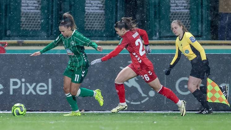 v.li.: Maja Sternad (SV Werder Bremen, 11) und Martyna Wiankowska (1. FC Köln, 26) im Laufduell, Zweikampf, Duell, Dynamik, Aktion, Action, Spielszene, DIE DFB-RICHTLINIEN UNTERSAGEN JEGLICHE NUTZUNG VON FOTOS ALS SEQUENZBILDER UND ODER VIDEOÄHNLICHE FOTOSTRECKEN. DFB REGULATIONS PROHIBIT ANY USE OF PHOTOGRAPHS AS IMAGE SEQUENCES AND OR QUASI-VIDEO., 23.11.2025, Bremen (Deutschland), Fussball, Google Pixel Frauen-Bundesliga, SV Werder Bremen - 1. FC Köln