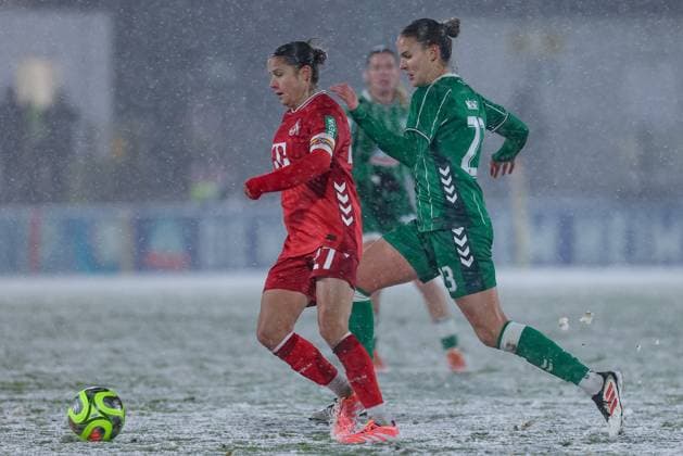 v.li.: Laura Feiersinger (1. FC Köln, 27) und Hanna Nemeth (SV Werder Bremen, 23) im Zweikampf, Duell, Dynamik, Aktion, Action, Spielszene, DIE DFB-RICHTLINIEN UNTERSAGEN JEGLICHE NUTZUNG VON FOTOS ALS SEQUENZBILDER UND ODER VIDEOÄHNLICHE FOTOSTRECKEN. DFB REGULATIONS PROHIBIT ANY USE OF PHOTOGRAPHS AS IMAGE SEQUENCES AND OR QUASI-VIDEO., 23.11.2025, Bremen (Deutschland), Fussball, Google Pixel Frauen-Bundesliga, SV Werder Bremen - 1. FC Köln