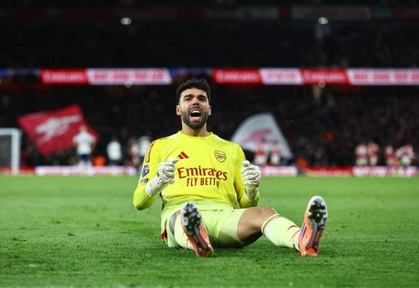 David Raya of Arsenal celebrates his sides second goal Arsenal v Tottenham Hotspur, Premier League, Football, Emirates Stadium, London, UK - 23 Nov 2025London Emirates Stadium United Kingdom EDITORIAL USE ONLY No use with unauthorised audio, video, data, fixture lists, club league logos or live services. Online in-match use limited to 120 images, no video emulation. No use in betting, games or single club league player publications. Copyright: xMichaelxZemanek Shutterstockx 15860967du