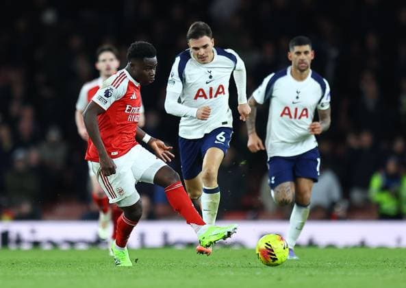 Bukayo Saka of Arsenal Arsenal v Tottenham Hotspur, Premier League, Football, Emirates Stadium, London, UK - 23 Nov 2025London Emirates Stadium United Kingdom EDITORIAL USE ONLY No use with unauthorised audio, video, data, fixture lists, club league logos or live services. Online in-match use limited to 120 images, no video emulation. No use in betting, games or single club league player publications. Copyright: xMichaelxZemanek Shutterstockx 15860967dy