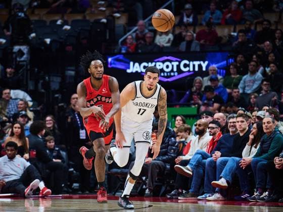 November 23, 2025, Toronto, On, Canada: Toronto Raptors Immanuel Quickley (5) makes a pass as Brooklyn Nets Michael Porter Jr. (17) chases during first half NBA, Basketball Herren, USA basketball action in Toronto, on Sunday, Nov. 23, 2025. Canada News - November 23, 2025 - ZUMAc35_ 20251123_zaf_c35_131 Copyright: xSammyxKoganx