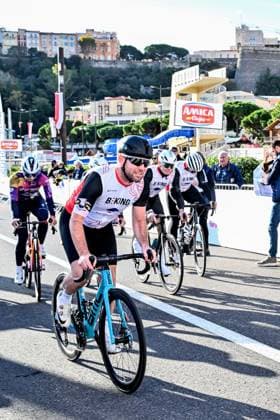 La course Pro-Am durant le BEKING 2025 à Monaco avec l ancien champion Mark Cavendish dans l une des équipes, le 23 novembre 2025. Marc Cavendish a tenté de motiver son équipe composée par Filippo Gensini, Andrea Cattoli, Jerome Herrera, Antoine Berlin et Femke Gerritse. BEKING réunit professionnels et amateurs dans une compétition par équipes mixtes, la course Pro Am. En spectateur attentif, il y avait l ancien footballeur Marco Simone, et l équipe numéro 1 composée par David Rappart, Auguste Coutinho, Frédéric Lacadée, Eléna Cecchini, Vittoria Guazini et Davide Rigon était aux couleurs de Fight Aids Monaco avec dans les 3 amateurs des Carabiniers du Prince. Bruno Bebert Bestimage The Pro-Am race during BEKING 2025 in Monaco with former champion Mark Cavendish in one of the teams on november 23th 2025 Monaco Monaco Copyright: xBrunoxBebertx xBestimagexBrunoxBebertx xBestimagex
