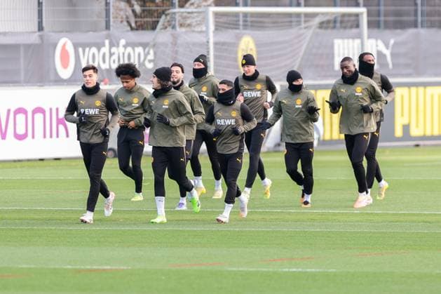 24.11.2025, Fussball, Saison 2025 2026, UCL, Abschlusstraining Borussia Dortmund, v. l. Aaron Anselmino (Borussia Dortmund), Karim Adeyemi (Borussia Dortmund), Fabio Silva (Borussia Dortmund), Ramy Bensebaini (Borussia Dortmund), Julian Brandt (Borussia Dortmund), Yan Couto (Borussia Dortmund), Maximilian Beier (Borussia Dortmund), Marcel Sabitzer (Borussia Dortmund), Serhou Guirassy (Borussia Dortmund), Carney Chukwuemeka (Borussia Dortmund), Dortmund Trainingsgelände BVB NRW Deutschland xRHR-FOTO DEx Copyright: DennisxEwert RHR-FOTOx RHR-FOTO DE