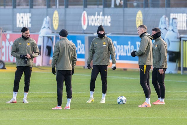 24.11.2025, Fussball, Saison 2025 2026, UCL, Abschlusstraining Borussia Dortmund, v. l. Emre Can (Borussia Dortmund), Pascal Groß (Borussia Dortmund), Julian Brandt (Borussia Dortmund), Nico Schlotterbeck (Borussia Dortmund), Salih Özcan (Borussia Dortmund), Dortmund Trainingsgelände BVB NRW Deutschland xRHR-FOTO DEx Copyright: DennisxEwert RHR-FOTOx RHR-FOTO DE