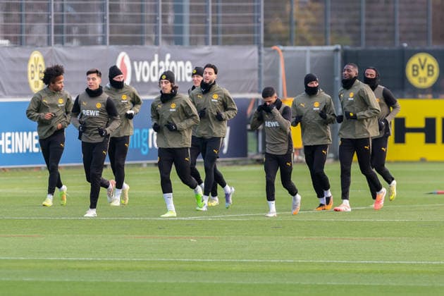 24.11.2025, Fussball, Saison 2025 2026, UCL, Abschlusstraining Borussia Dortmund, v. l. Karim Adeyemi (Borussia Dortmund), Aaron Anselmino (Borussia Dortmund), Julian Brandt (Borussia Dortmund), Fabio Silva (Borussia Dortmund), Maximilian Beier (Borussia Dortmund), Ramy Bensebaini (Borussia Dortmund), Yan Couto (Borussia Dortmund), Marcel Sabitzer (Borussia Dortmund), Serhou Guirassy (Borussia Dortmund), Carney Chukwuemeka (Borussia Dortmund), Dortmund Trainingsgelände BVB NRW Deutschland xRHR-FOTO DEx Copyright: DennisxEwert RHR-FOTOx RHR-FOTO DE