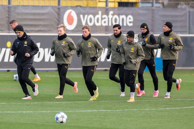 24.11.2025, Fussball, Saison 2025 2026, UCL, Abschlusstraining Borussia Dortmund, v. l. Daniel Svensson (Borussia Dortmund), Cole Campbell (Borussia Dortmund), Emre Can (Borussia Dortmund), Julien Duranville (Borussia Dortmund), Julian Ryerson (Borussia Dortmund), Jobe Bellingham (Borussia Dortmund), Dortmund Trainingsgelände BVB NRW Deutschland xRHR-FOTO DEx Copyright: DennisxEwert RHR-FOTOx RHR-FOTO DE
