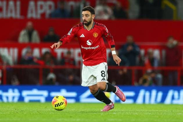 Bruno Fernandes of Manchester United, ManU Manchester United v Everton, Premier League, Football, Old Trafford, Manchester, UK - 24 Nov 2025Manchester Old Trafford United Kingdom EDITORIAL USE ONLY No use with unauthorised audio, video, data, fixture lists, club league logos or live services. Online in-match use limited to 120 images, no video emulation. No use in betting, games or single club league player publications. Copyright: xPaulxCurrie Shutterstockx 15918214ao