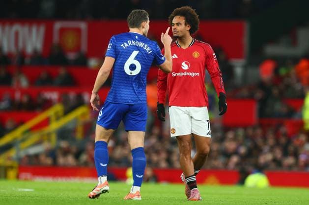 Joshua Zirkzee of Manchester United, ManU and James Tarkowski of Everton clash during the game Manchester United v Everton, Premier League, Football, Old Trafford, Manchester, UK - 24 Nov 2025Manchester Old Trafford United Kingdom EDITORIAL USE ONLY No use with unauthorised audio, video, data, fixture lists, club league logos or live services. Online in-match use limited to 120 images, no video emulation. No use in betting, games or single club league player publications. Copyright: xPaulxCurrie Shutterstockx 15918214bb