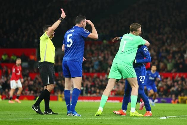 Idrissa Gueye of Everton is sent off after clashing with Michael Keane of Everton Manchester United, ManU v Everton, Premier League, Football, Old Trafford, Manchester, UK - 24 Nov 2025Manchester Old Trafford United Kingdom EDITORIAL USE ONLY No use with unauthorised audio, video, data, fixture lists, club league logos or live services. Online in-match use limited to 120 images, no video emulation. No use in betting, games or single club league player publications. Copyright: xPaulxCurrie Shutterstockx 15918214bm