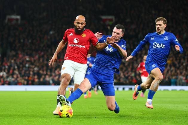 Michael Keane of Everton tackles Bryan Mbeumo of Manchester United, ManU Manchester United v Everton, Premier League, Football, Old Trafford, Manchester, UK - 24 Nov 2025Manchester Old Trafford United Kingdom EDITORIAL USE ONLY No use with unauthorised audio, video, data, fixture lists, club league logos or live services. Online in-match use limited to 120 images, no video emulation. No use in betting, games or single club league player publications. Copyright: xPaulxCurrie Shutterstockx 15918214cq