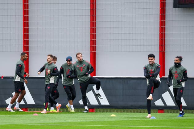 Die Mannschaft beim Training, Jonathan Tah (FC Bayern Muenchen, 04) mit Tom Bischof (FC Bayern Muenchen, 20) und Josip Stanisic (FC Bayern Muenchen, 44), mit Aleksandar Pavlovic (FC Bayern Muenchen, 45) ud Harry Kane (FC Bayern Muenchen, 09), mit Luis Diaz (FC Bayern Muenchen, 14) und Michael Olise (FC Bayern Muenchen, 17), GER, Abschlusstraining, FC Bayern Muenchen, Fussball, UEFA Champions League, Liga-Phase, 5. Spieltag, Saison 2025 2026, 25.11.2025, GER, Abschlusstraining, FC Bayern Muenchen, Fussball, UEFA Champions League, Liga-Phase, 5. Spieltag, Saison 2025 2026, 25.11.2025 Muenchen Copyright: xEibner-Pressefoto JennixMaulx EP_JML