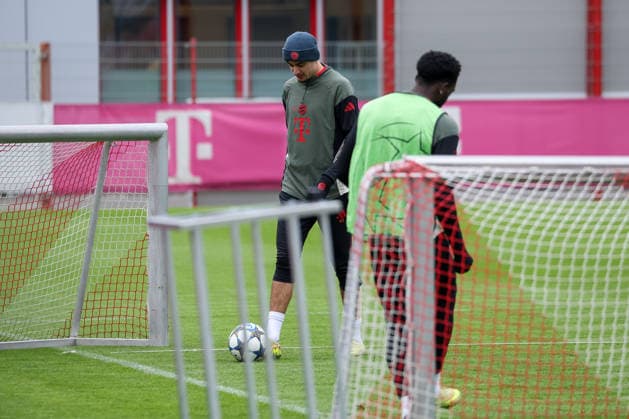 Aleksandar Pavlovic (FC Bayern Muenchen, 45) mit Alphonso Davies (FC Bayern Muenchen, 19), GER, Abschlusstraining, FC Bayern Muenchen, Fussball, UEFA Champions League, Liga-Phase, 5. Spieltag, Saison 2025 2026, 25.11.2025, GER, Abschlusstraining, FC Bayern Muenchen, Fussball, UEFA Champions League, Liga-Phase, 5. Spieltag, Saison 2025 2026, 25.11.2025 Muenchen Copyright: xEibner-Pressefoto JennixMaulx EP_JML