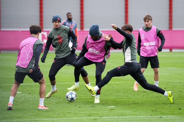 Nicolas Jackson (FC Bayern Muenchen, 11) mit Ball mit Tom Bischof (FC Bayern Muenchen, 20) und Aleksandar Pavlovic (FC Bayern Muenchen, 45), GER, Abschlusstraining, FC Bayern Muenchen, Fussball, UEFA Champions League, Liga-Phase, 5. Spieltag, Saison 2025 2026, 25.11.2025, GER, Abschlusstraining, FC Bayern Muenchen, Fussball, UEFA Champions League, Liga-Phase, 5. Spieltag, Saison 2025 2026, 25.11.2025 Muenchen Copyright: xEibner-Pressefoto JennixMaulx EP_JML