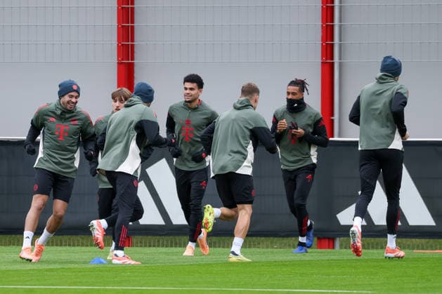 Raphael Guerreiro (FC Bayern Muenchen, 22) mit Lennart Karl (FC Bayern Muenchen, 42) und Luis Diaz (FC Bayern Muenchen, 14), mit Joshua Kimmich (FC Bayern Muenchen, 06) und Michael Olise (FC Bayern Muenchen, 17), GER, Abschlusstraining, FC Bayern Muenchen, Fussball, UEFA Champions League, Liga-Phase, 5. Spieltag, Saison 2025 2026, 25.11.2025, GER, Abschlusstraining, FC Bayern Muenchen, Fussball, UEFA Champions League, Liga-Phase, 5. Spieltag, Saison 2025 2026, 25.11.2025 Muenchen Copyright: xEibner-Pressefoto JennixMaulx EP_JML