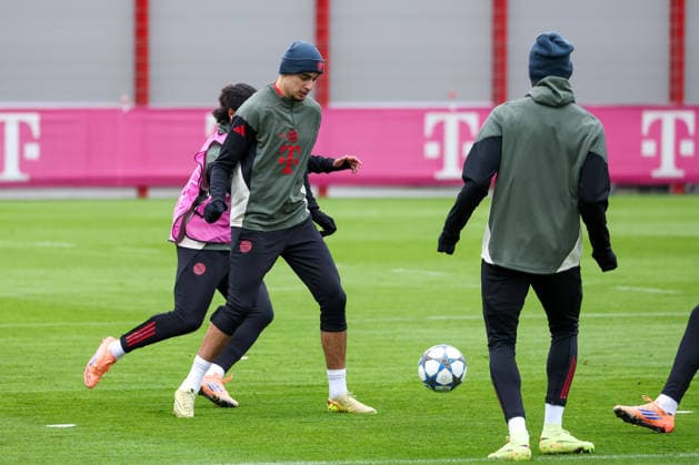 Aleksandar Pavlovic (FC Bayern Muenchen, 45) mit Ball, mit Nicolas Jackson (FC Bayern Muenchen, 11) und Serge Gnabry (FC Bayern Muenchen, 07), GER, Abschlusstraining, FC Bayern Muenchen, Fussball, UEFA Champions League, Liga-Phase, 5. Spieltag, Saison 2025 2026, 25.11.2025, GER, Abschlusstraining, FC Bayern Muenchen, Fussball, UEFA Champions League, Liga-Phase, 5. Spieltag, Saison 2025 2026, 25.11.2025 Muenchen Copyright: xEibner-Pressefoto JennixMaulx EP_JML