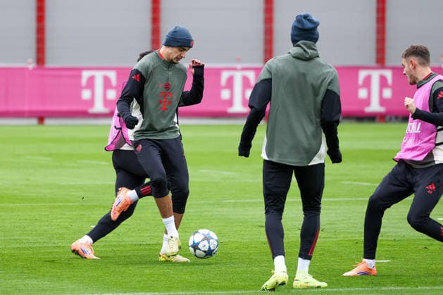 Aleksandar Pavlovic (FC Bayern Muenchen, 45) mit Ball, mit Nicolas Jackson (FC Bayern Muenchen, 11) und Serge Gnabry (FC Bayern Muenchen, 07) und Josip Stanisic (FC Bayern Muenchen, 44), GER, Abschlusstraining, FC Bayern Muenchen, Fussball, UEFA Champions League, Liga-Phase, 5. Spieltag, Saison 2025 2026, 25.11.2025, GER, Abschlusstraining, FC Bayern Muenchen, Fussball, UEFA Champions League, Liga-Phase, 5. Spieltag, Saison 2025 2026, 25.11.2025 Muenchen Copyright: xEibner-Pressefoto JennixMaulx EP_JML