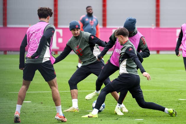 Nicolas Jackson (FC Bayern Muenchen, 11) mit Aleksandar Pavlovic (FC Bayern Muenchen, 45) und Tom Bischof (FC Bayern Muenchen, 20), GER, Abschlusstraining, FC Bayern Muenchen, Fussball, UEFA Champions League, Liga-Phase, 5. Spieltag, Saison 2025 2026, 25.11.2025, GER, Abschlusstraining, FC Bayern Muenchen, Fussball, UEFA Champions League, Liga-Phase, 5. Spieltag, Saison 2025 2026, 25.11.2025 Muenchen Copyright: xEibner-Pressefoto JennixMaulx EP_JML