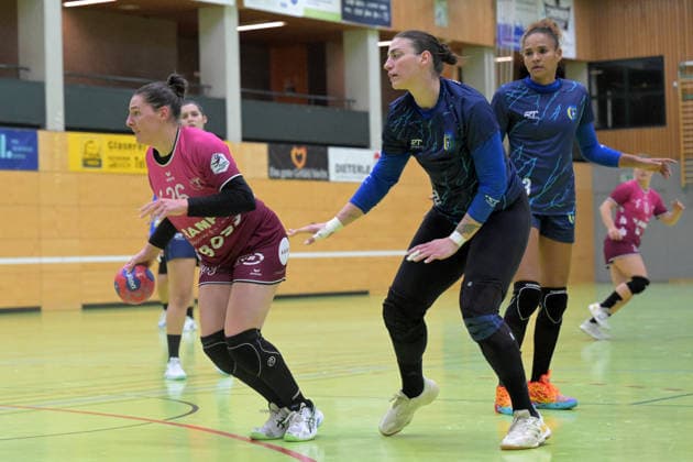 Svenja Huebner (TusSies Metzingen, 26) gegen Gabriela Clausson Bitolo (Brasilien, 30) TusSies Metzingen vs. Brasilien, Handball, Testspiel, Saison 2025 2026, 25.11.2025 TusSies Metzingen vs. Brasilien, Handball, Testspiel, Saison 2025 2026, 25.11.2025 Holzgerlingen Copyright: xEibner-Pressefoto TobiasxBaurx EP_TBR