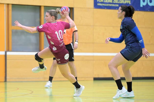 Nele Franz (TusSies Metzingen, 10) gegen Jhennifer Rosa Lopes Dos Santos (Brasilien, 42) TusSies Metzingen vs. Brasilien, Handball, Testspiel, Saison 2025 2026, 25.11.2025 TusSies Metzingen vs. Brasilien, Handball, Testspiel, Saison 2025 2026, 25.11.2025 Holzgerlingen Copyright: xEibner-Pressefoto TobiasxBaurx EP_TBR