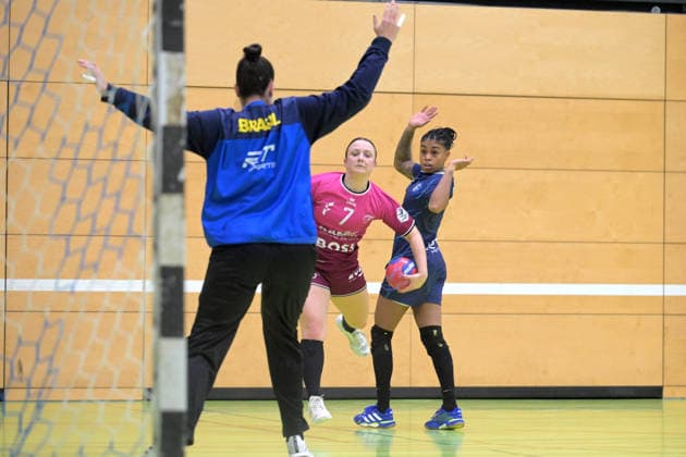 Sabrina Troester (TusSies Metzingen, 07) Wurf Tor gegen Gabriela Goncalves Dias Moreschi (Brasilien, 01) im Tor TusSies Metzingen vs. Brasilien, Handball, Testspiel, Saison 2025 2026, 25.11.2025 TusSies Metzingen vs. Brasilien, Handball, Testspiel, Saison 2025 2026, 25.11.2025 Holzgerlingen Copyright: xEibner-Pressefoto TobiasxBaurx EP_TBR