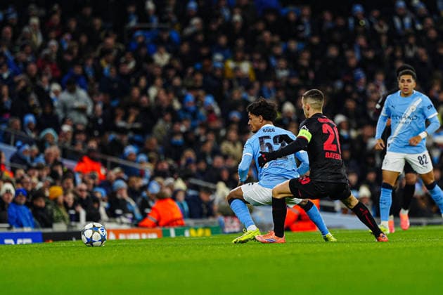 Oscar Bobb (Manchester City, 52), Alejandro Grimaldo (Bayer 04 Leverkusen, 20) ENG, Manchester City vs. Bayer 04 Leverkusen, Fussball, UEFA Champions League, Spieltag 5, Spielzeit 2025 2026, 25.11.2025 ENG, Manchester City vs. Bayer 04 Leverkusen, Fussball, UEFA Champions League, Spieltag 5, Spielzeit 2025 2026, 25.11.2025 Manchester Copyright: xEibner-Pressefoto MarcelxvonxFehrnx EP_MFN