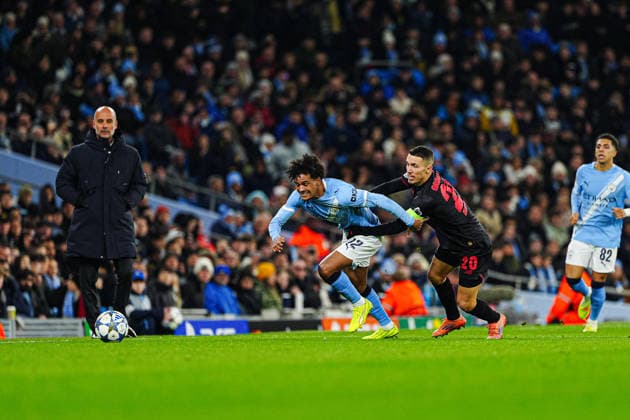 Oscar Bobb (Manchester City, 52), Alejandro Grimaldo (Bayer 04 Leverkusen, 20) ENG, Manchester City vs. Bayer 04 Leverkusen, Fussball, UEFA Champions League, Spieltag 5, Spielzeit 2025 2026, 25.11.2025 ENG, Manchester City vs. Bayer 04 Leverkusen, Fussball, UEFA Champions League, Spieltag 5, Spielzeit 2025 2026, 25.11.2025 Manchester Copyright: xEibner-Pressefoto MarcelxvonxFehrnx EP_MFN
