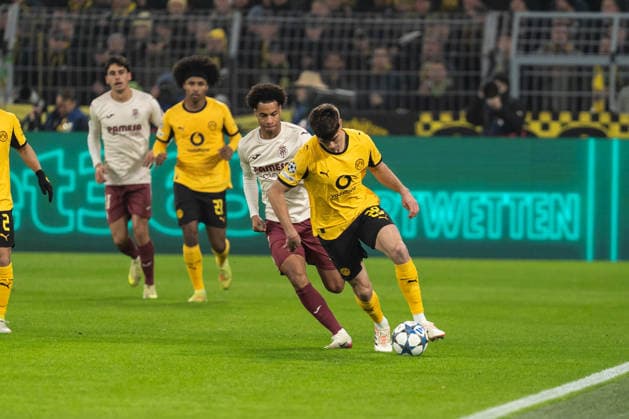GER, UEFA Champions League, 5. Spieltag - Borussia Dortmund vs FC Villarreal 25.11.2025, Signal Iduna Park, Dortmund, GER, UEFA Champions League, 5. Spieltag - Borussia Dortmund vs FC Villarreal im Bild: Zweikampf zwischen Aaron Anselmino (Borussia Dortmund, 28) und Tajon Buchanan (Villarreal, 17) , ganze Person,