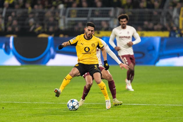 GER, UEFA Champions League, 5. Spieltag - Borussia Dortmund vs FC Villarreal 25.11.2025, Signal Iduna Park, Dortmund, GER, UEFA Champions League, 5. Spieltag - Borussia Dortmund vs FC Villarreal im Bild: Zweikampf zwischen Yan Couto (Borussia Dortmund, 2) und Sergi Cardona (Villarreal, 23), ganze Person,