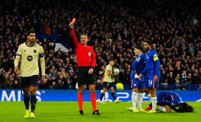 Ronald Araujo of Barcelona is sent off after a second yellow for a foul on Marc Cucurella of Chelsea Chelsea v Barcelona, UEFA Champions League, Group Stage, Football, Stamford Bridge, London, UK- 25 Nov 2025London Stamford Bridge United Kingdom EDITORIAL USE ONLY No use with unauthorised audio, video, data, fixture lists, club league logos or live services. Online in-match use limited to 120 images, no video emulation. No use in betting, games or single club league player publications. Copyright: xJavierxGarcia Shutterstockx 15927903ak