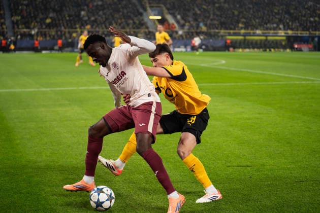 GER, UEFA Champions League, 5. Spieltag - Borussia Dortmund vs FC Villarreal 25.11.2025, Signal Iduna Park, Dortmund, GER, UEFA Champions League, 5. Spieltag - Borussia Dortmund vs FC Villarreal im Bild: Zweikampf zwischen Aaron Anselmino (Borussia Dortmund, 28) und Tani Oluwaseyi (Villarreal, 21), ganze Person, nordphotoxGmbHxx xChristianxSchulze nph000300