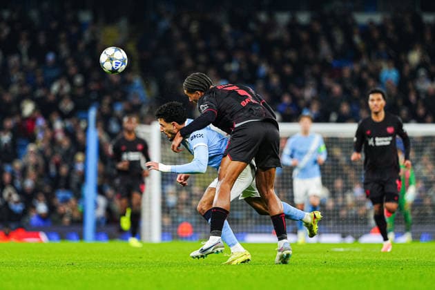 Omar Marmoush (Manchester City, 07), Loic Bade (Bayer 04 Leverkusen, 05) ENG, Manchester City vs. Bayer 04 Leverkusen, Fussball, UEFA Champions League, Spieltag 5, Spielzeit 2025 2026, 25.11.2025 ENG, Manchester City vs. Bayer 04 Leverkusen, Fussball, UEFA Champions League, Spieltag 5, Spielzeit 2025 2026, 25.11.2025 Manchester Copyright: xEibner-Pressefoto MarcelxvonxFehrnx EP_MFN