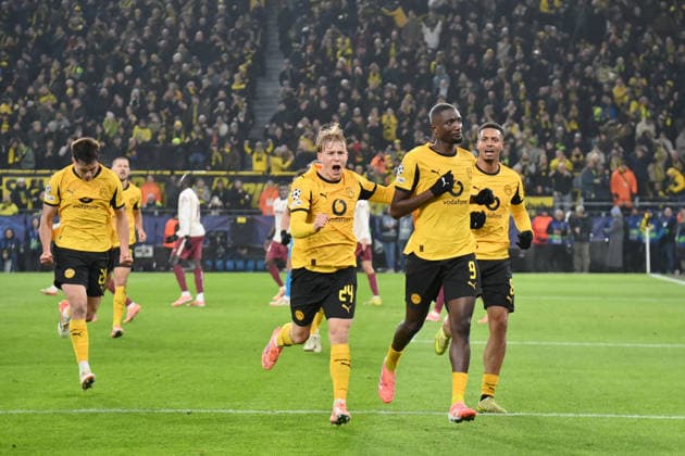 Jubel 1:0, v.re., Felix Nmecha (Borussia Dortmund), Serhou Guirassy (Borussia Dortmund), Daniel Svensson (Borussia Dortmund), Aaron Anselmino (Borussia Dortmund), Aaron Anselmino 25.11.2025, Fussball, UEFA Champions League 2025 2026, 5. Spieltag, Borussia Dortmund - FC Villarreal UEFA regulations prohibit any use of photographs as image sequences and or quasi-video Dortmund Signal Iduna Park Nordrhein Westfalen Deutschland