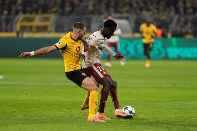 GER, UEFA Champions League, 5. Spieltag - Borussia Dortmund vs FC Villarreal 25.11.2025, Signal Iduna Park, Dortmund, GER, UEFA Champions League, 5. Spieltag - Borussia Dortmund vs FC Villarreal im Bild: Zweikampf zwischen Waldemar Anton (Borussia Dortmund, 3) und Tani Oluwaseyi (Villarreal, 21), ganze Person,