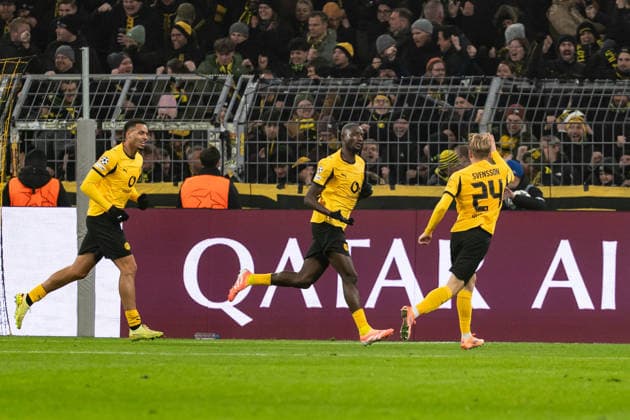 GER, UEFA Champions League, 5. Spieltag - Borussia Dortmund vs FC Villarreal 25.11.2025, Signal Iduna Park, Dortmund, GER, UEFA Champions League, 5. Spieltag - Borussia Dortmund vs FC Villarreal im Bild: Torjubel zum durch 1:0 durch Serhou Guirassy (Borussia Dortmund, 9) , Torjubel, Jubel, jubeln Daniel Svensson (Borussia Dortmund, 24) Felix Nmecha (Borussia Dortmund, 8)
