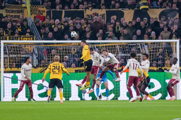 Felix Nmecha (Borussia Dortmund) beim Kopfball GER, Borussia Dortmund gegen FC Villarreal, Fussball, Champions League, 5.Spieltag, Spielzeit 2025 2026, 25.11.2025 DFL REGULATIONS PROHIBIT ANY USE OF PHOTOGRAPHS AS IMAGE SEQUENCES AND OR QUASI-VIDEO GER, Borussia Dortmund gegen FC Villarreal, Fussball, Champions League, 5.Spieltag, Spielzeit 2025 2026, 25.11.2025 Dortmund Copyright: xEibner-Pressefoto FrankxZeisingx EP_FZG