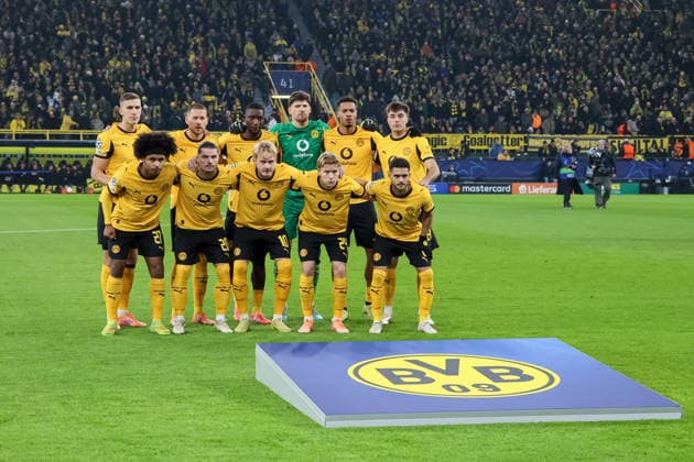 Borussia Dortmund Aufstellung vor dem Spiel GER, Borussia Dortmund gegen FC Villarreal, Fussball, Champions League, 5.Spieltag, Spielzeit 2025 2026, 25.11.2025 DFL REGULATIONS PROHIBIT ANY USE OF PHOTOGRAPHS AS IMAGE SEQUENCES AND OR QUASI-VIDEO GER, Borussia Dortmund gegen FC Villarreal, Fussball, Champions League, 5.Spieltag, Spielzeit 2025 2026, 25.11.2025 Dortmund Copyright: xEibner-Pressefoto FrankxZeisingx EP_FZG