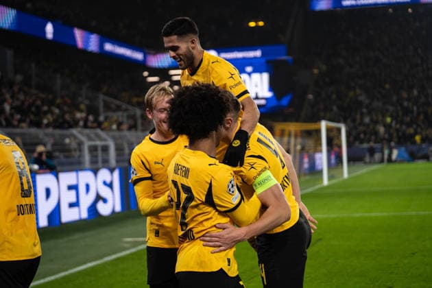 GER, UEFA Champions League, 5. Spieltag - Borussia Dortmund vs FC Villarreal 25.11.2025, Signal Iduna Park, Dortmund, GER, UEFA Champions League, 5. Spieltag - Borussia Dortmund vs FC Villarreal im Bild: Torjubel zum 3:0 durch Karim Adeyemi (Borussia Dortmund, 27) , Torjubel, Jubel, jubeln Felix Nmecha (Borussia Dortmund, 8) Daniel Svensson (Borussia Dortmund, 24) Nico Schlotterbeck (Borussia Dortmund, 4) Yan Couto (Borussia Dortmund, 2)