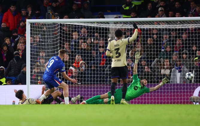 London, England, 25th November 2025. Liam Delap of Chelsea scoring his sides third goal during the Chelsea vs FC Barcelona, Barca UEFA Champions League match at Stamford Bridge, London. Picture credit should read: Paul Terry Sportimage EDITORIAL USE ONLY. No use with unauthorised audio, video, data, fixture lists, club league logos or live services. Online in-match use limited to 120 images, no video emulation. No use in betting, games or single club league player publications. SPI_073_PT_Chelsea_Barcelona SPI-4310-0075