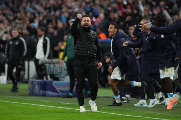 Marseille coach Roberto De Zerbi celebrates at the final whistle Marseille v Newcastle United, UEFA Champions League, Group Stage, Football, Orange Velodrome, Marseille, France- 25 Nov 2025Marseille Orange Vélodrome France EDITORIAL USE ONLY No use with unauthorised audio, video, data, fixture lists, club league logos or live services. Online in-match use limited to 120 images, no video emulation. No use in betting, games or single club league player publications. Copyright: xDavexWinter Shutterstockx 15918266dp