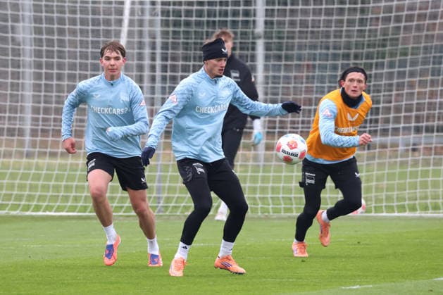 DEU, DFL, 2. FBL Hertha BSC, Training, 26.11.2025, Sportforum, Berlin, DEU, DFL, 2. FBL Hertha BSC, Training, im Bild Michael Cuisance (Hertha BSC Berlin 10), Kennet Eichhorn (Hertha BSC Berlin 23), Fabian Reese (Hertha BSC Berlin 11) DFL - regulations prohibit any use of Photographs as image sequences and or quasi-video